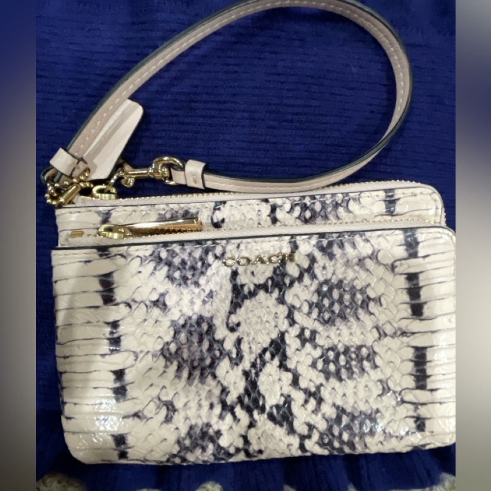 COACH Madison Python Embossed Double Zip Wristlet – Light Blush(B40)✨✨